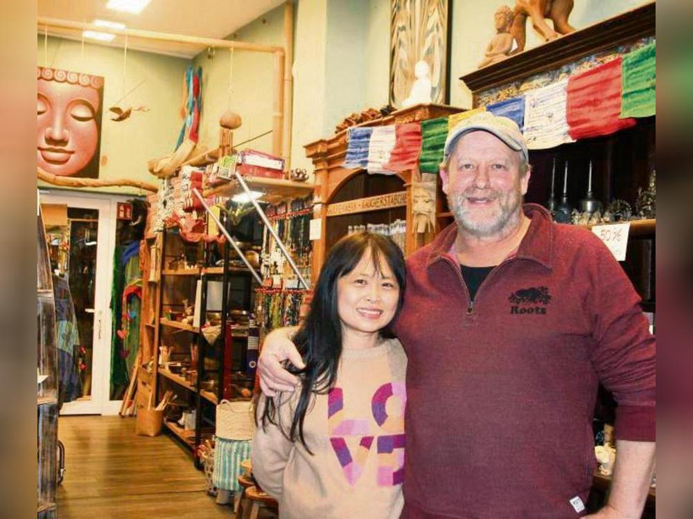 Die Ware war ebenso bunt wie der Kundenkreis: Siriwan und Uli Eck, hier während des Abverkaufs im Dezember, schließen das Bambu in der Poststraße. Foto: Axel Schwade