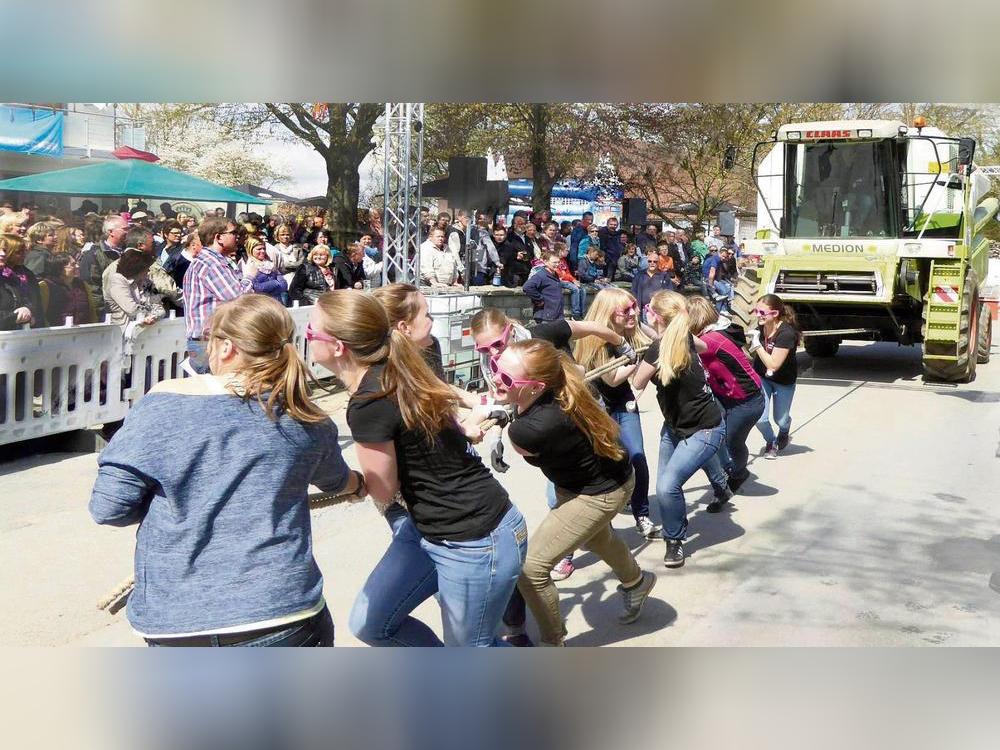 Nach über zehn Jahren Pause messen sich am 1. Mai in Drewer wieder zahlreiche Teams beim spektakulären Mähdrescher-Pulling auf dem Hof Heimann.