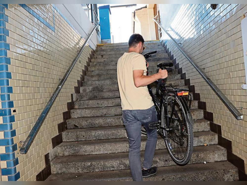 Mindestens für drei weitere Jahre bleibt der Geseker Bahnhof eine Mobilitätsbremse für alle, die mit Rollstühlen, Rollatoren, Kinderwägen oder Fahrrädern unterwegs sind. Archivfoto: Dietz