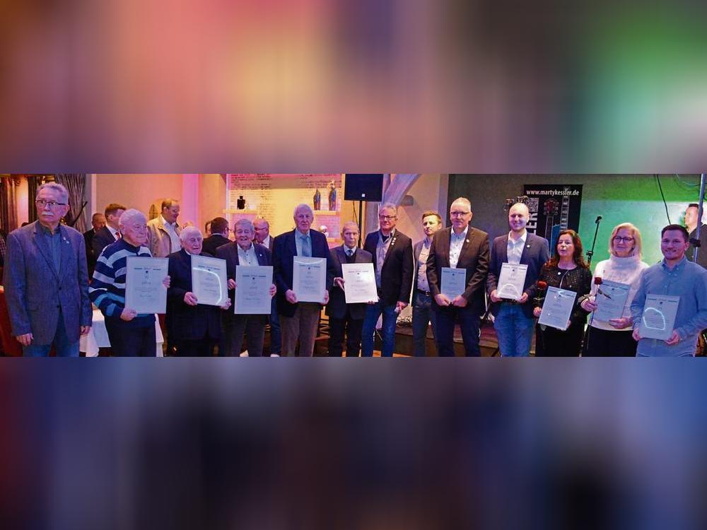 Auf dem Sportlerball im Landhaus Günther ehrte der VfL Hörste/Garfeln seine Vereinsjubilare (v.l.): Herbert Wessel (Ehrenvorsitzender), Bruno Ermler (70 Jahre Mitgliedschaft), Dieter Nicolmann (70), Manfred Nicolmann (70, ebenfalls Ehrenvorsitzender), Wolfgang Kukuk (60), Heinz Kückmann (60), Thomas Rasch (1. Vorsitzender), Matthias Klaus (ab hier bis Ende alle 25 Jahre Mitgliedschaft), Matthias Kemper, Marco Brune, Martina Kückmann, Brigitta Hesse und Julian Köhler.