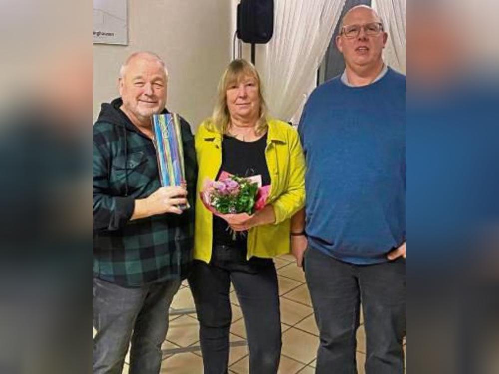 Mit der Ehrennadel ausgezeichnet wurde (v.l.) Franz-Josef Lüchtefeld – Ehefrau Inge und Olaf Sauermann gratulierten.