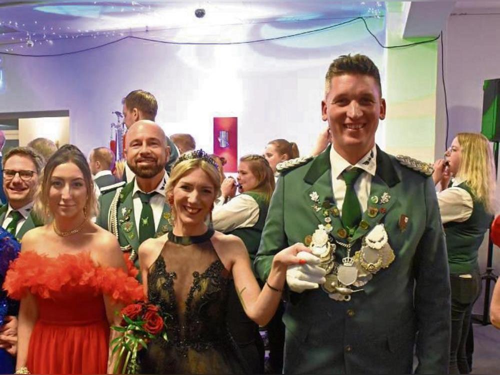 Strahlendes Königspaar: Marcel und Nicole Krueger feierten mit Hofstaat und Schützen einen gelungenen Winterball.