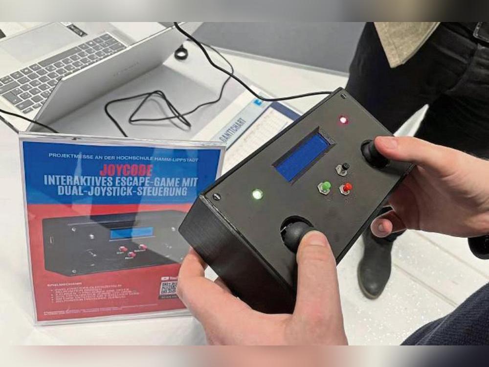 Kühler Kopf und ruhige Hand sind beim Projekt „JoyCode“ gefragt. Zwei Joysticks müssen für drei Sekunden auf Position gehalten werden. In jeder Runde wird so eine Ziffer freigeschaltet, sodass am Ende ein Zahlencode entsteht. Foto: HSHL/Maren Buß