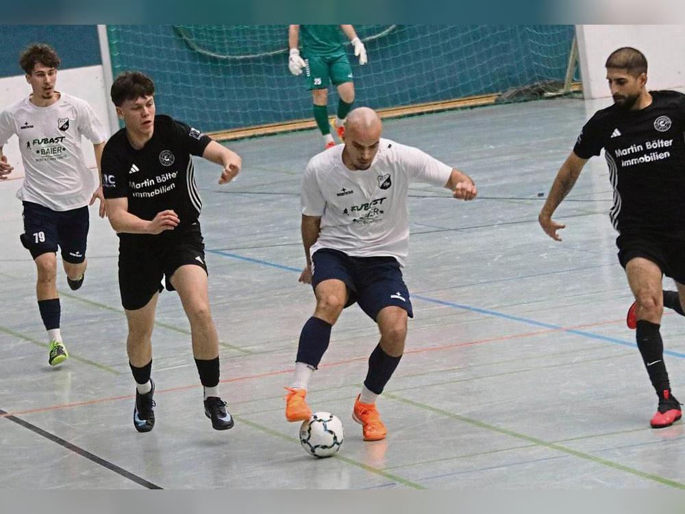 Als „glückliche Verlierer“ hoffen die Kicker des SC Lippstadt (in Weiß) sowie von Germania Esbeck (Schwarz) noch darauf, sich für die Endrunde des Sparkassen Masters zu qualifizieren. Diese steigt dann am Sonntag in Soest. Foto: Thomas Wiegand