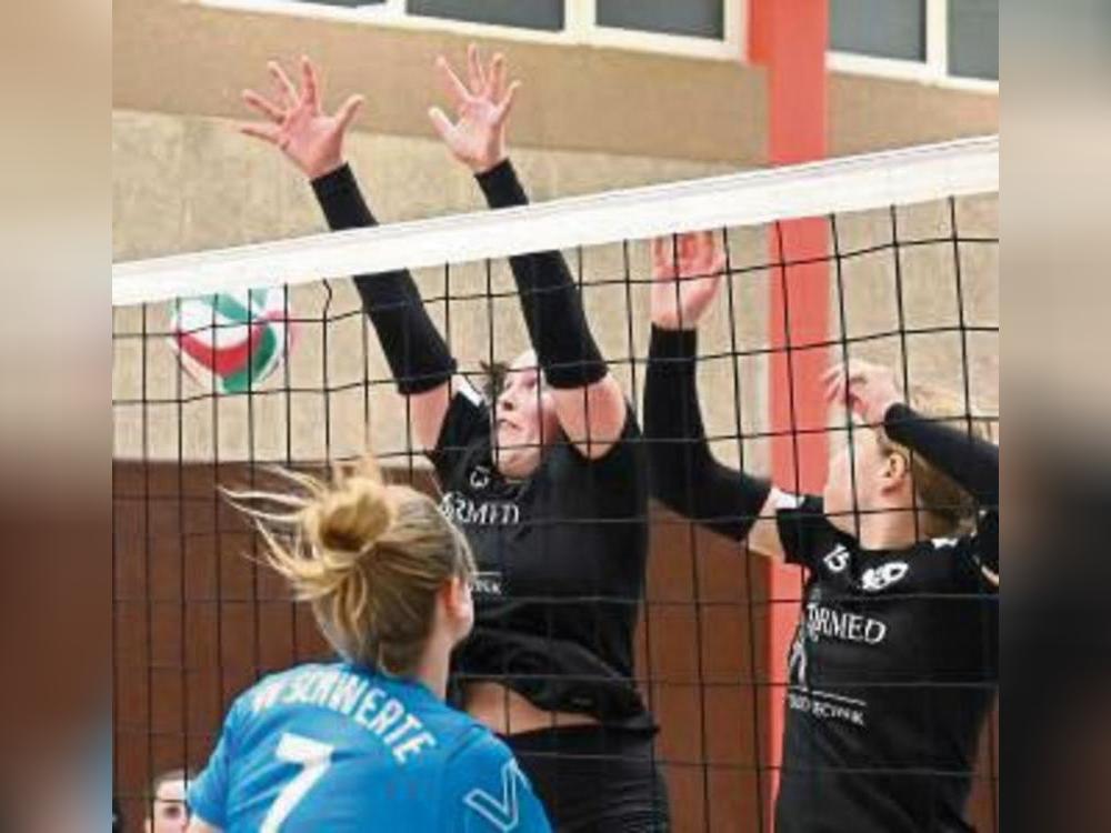 Der SuS Oestereiden (Schwarz) geht mit Rückenwind ins heutige Heimspiel. Foto: Dieter Tuschen