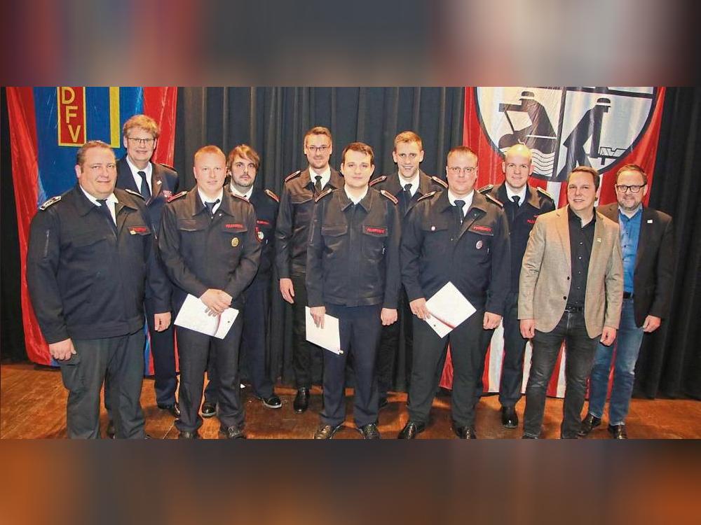 Gemeindebrandinspektor Rafael Schmidt (l.) sprach im Verlauf der Dienstbesprechung Beförderungen aus. Es gratulierten Kreisbrandmeister Thomas Wienecke (2.v.l.), Bürgermeister Alfred Schmidt (r.) und der stellvertretende Ordnungsamts- und Sozialamtsleiter Jens Becelewski (2.v.r.). Neue Hauptbrandmeister sind Markus Röper, Andreas Bräker und André Heuken, Brandmeister sind nun Yannik Linke und Georg Graskemper. Oberbrandmeister Jens Adamietz und Brandinspektor Lars Vätte (v.l.). Es fehlt David Schlüter. Foto: Feuerwehr Anröchte/Michael Görge