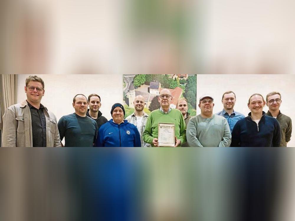 Der Vorstand (v.l.): Nicolai Schindler (Oberst), Frederic Schmidt (Bataillonskommandeur), Rüdiger Peitz (Kassenprüfer), Patrick Haberstroh (Offizier 1. Fahne), Christoph Hermes (Rendant), Guido Köhne (Ehrenhauptmann), Daniel Fockers (stellvertretender Platzmajor), Sven Schröder (Offizier 1. Fahne), Philipp Dirks (Schießoffizier), Nils Walter (König) und Jörn Hoppe (Beisitzer).