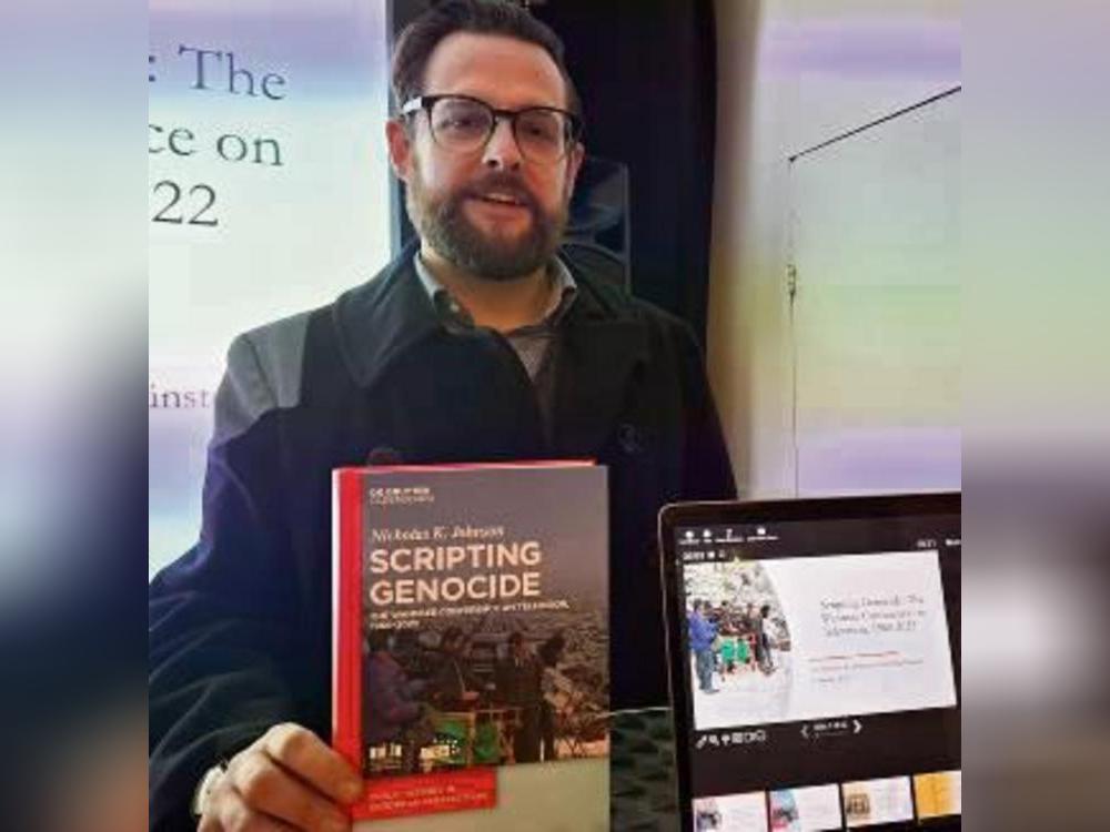 Dr. Nicholas K. Johnson mit seinem Buch. Foto: Andreas Balzer