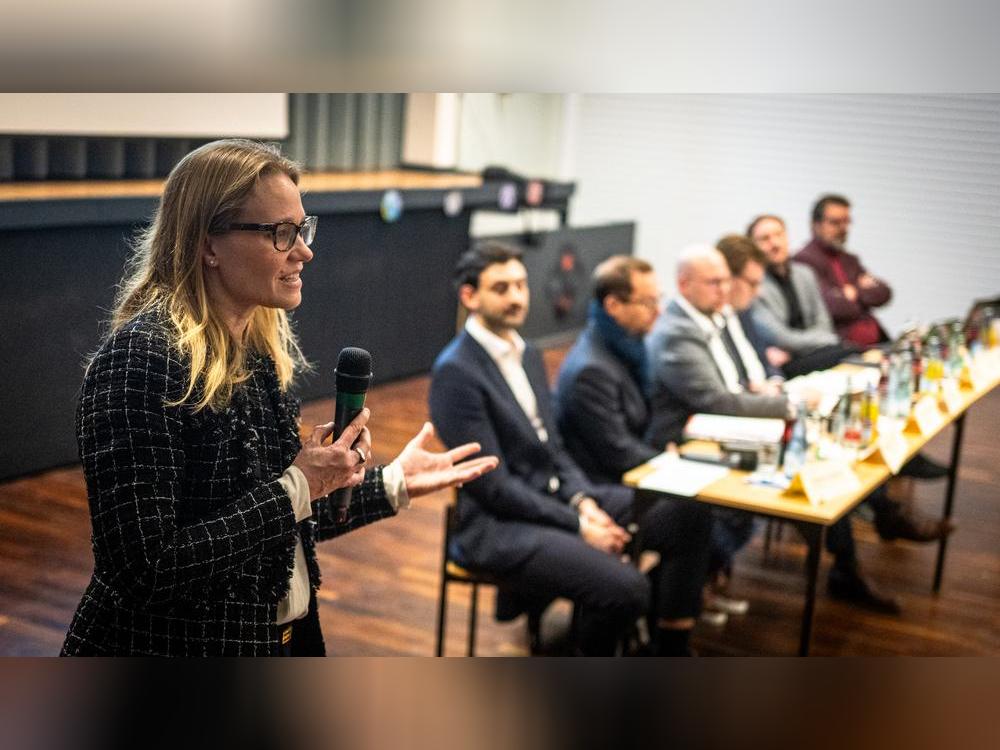 Blackstone-Managerin Britta Harper stellte das Projekt am Donnerstag Lippetaler Bürgern vor. Foto: Schröder