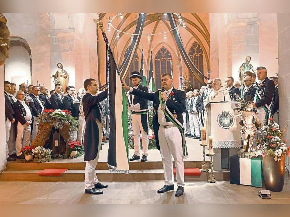 In der festlich geschmückten Stadtkirche erneuerten die Schützenbrüder ihr Versprechen, sich füreinander und für die Stadt Geseke einzusetzen. Fotos: Dieter Tuschen