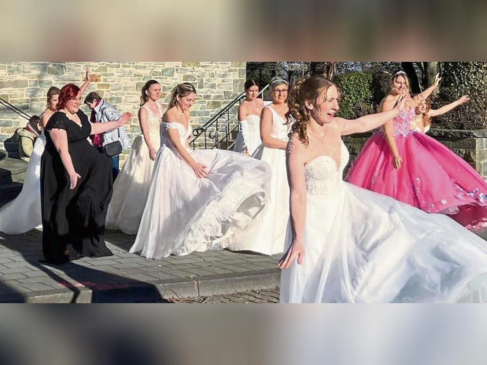 Viel Spaß bei bestem Wetter: Auf der zweiten Erwitter Hochzeitsmesse studierten die Models nach der Laufsteg-Präsentation Schritte für ein Social-Media-Video ein. Foto: Wibke Bußmann