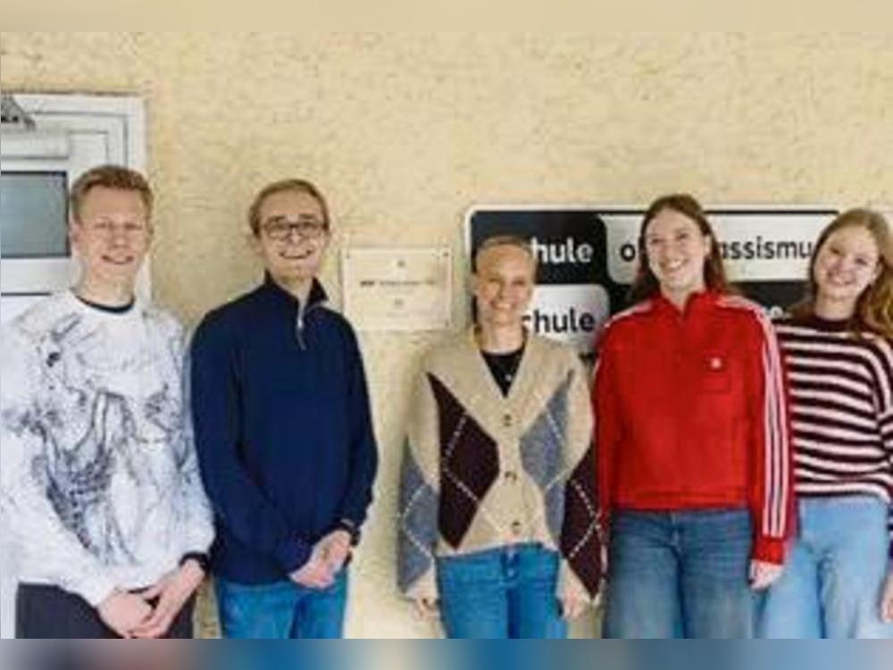 Geschichtslehrerin Elke Herberhold (M.) und Schüler der Zusatzkurse der Jahrgangsstufe Q2 der Marienschule Lippstadt.
