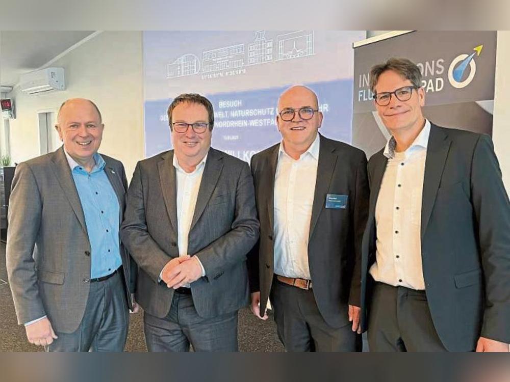 Beim Besuch am Flughafen Paderborn/Lippstadt (v.l.): Landrat Christoph Rüther, NRW-Verkehrsminister Oliver Krischer, Flughafen-Geschäftsführer Roland Hüser und Prof. Dr. René Fahr, Vizepräsident der Universität Paderborn.
