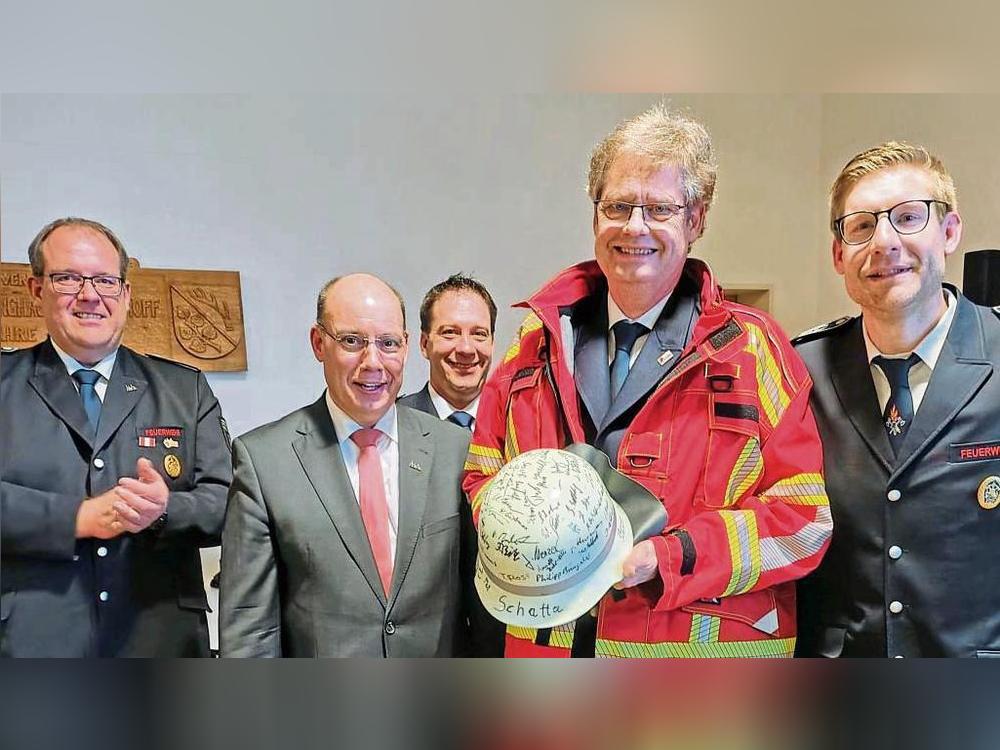 Einen Helm mit 200 Unterschriften der Kameradinnen und Kameraden bekam Kreisbrandmeister Thomas Wienecke zum Abschied überreicht.