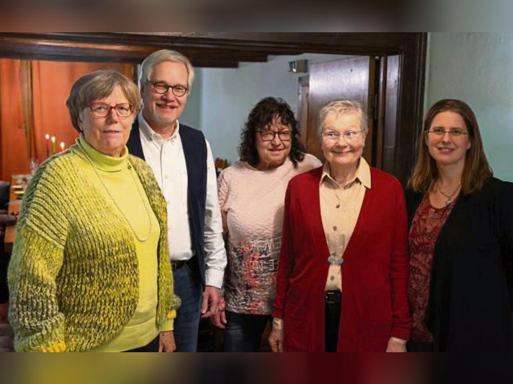 Vorsitzender Frank Biege (2.v.l) ehrte (v.l.) Monika Hoppe, Birgit Buxelbröer, Edeltraut Rabuske und Jessica Altmann.