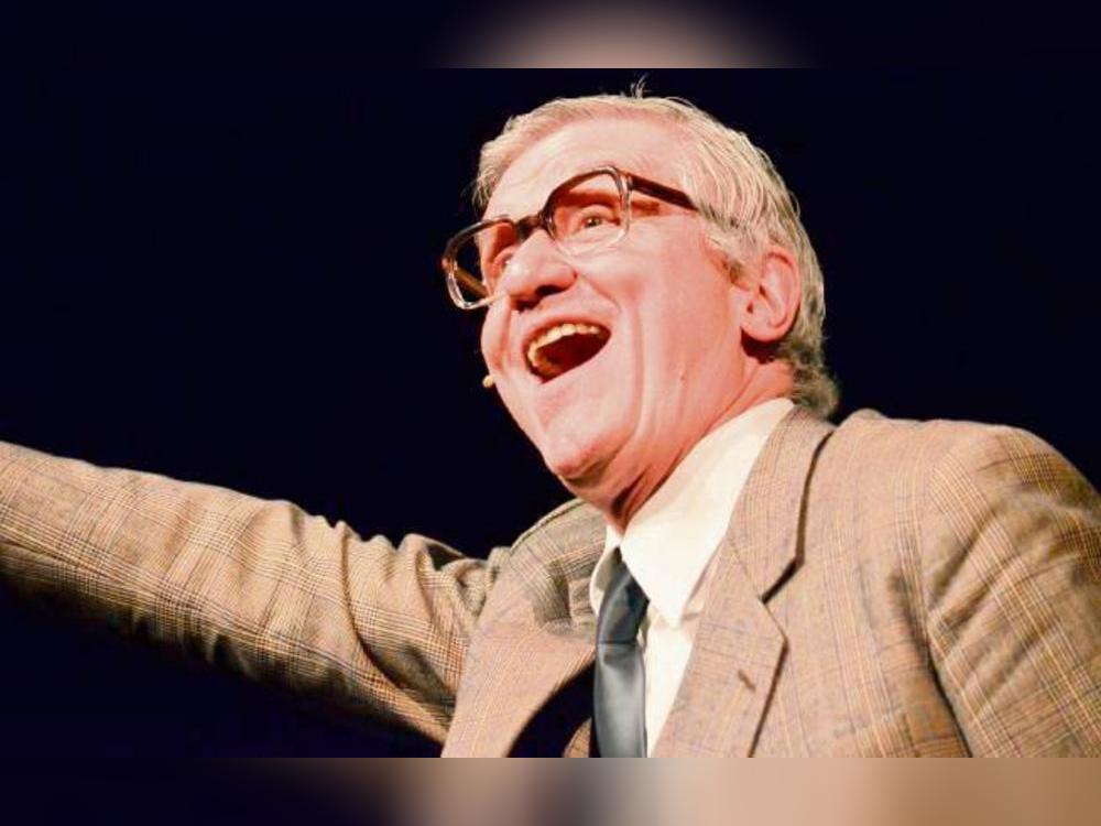 Der Essener Schauspieler Michael Ophelders in der Rolle seines großen Idols Heinz Erhardt. Foto: Gröbing