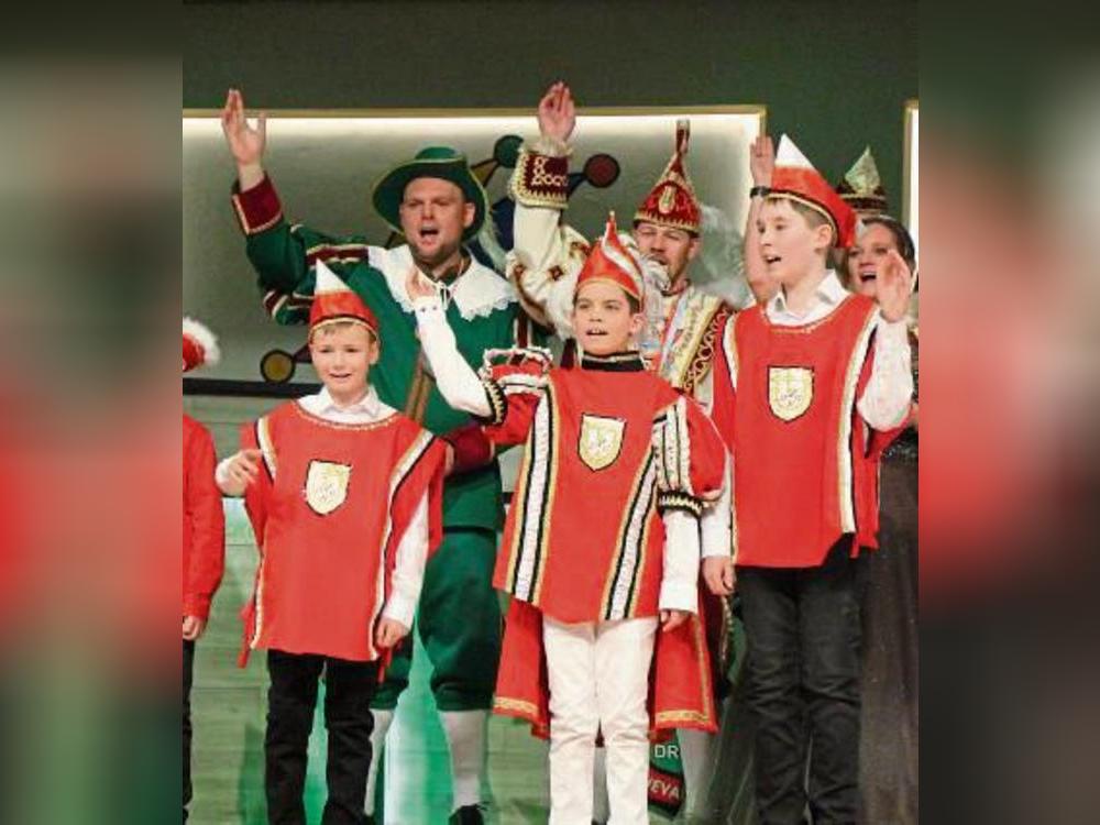 Kinderprinz Maximilian I. aus dem Hause Dicke mit seinen Pagen Joshua Hötte (r.) und Leo Bertelsmeier (l.).