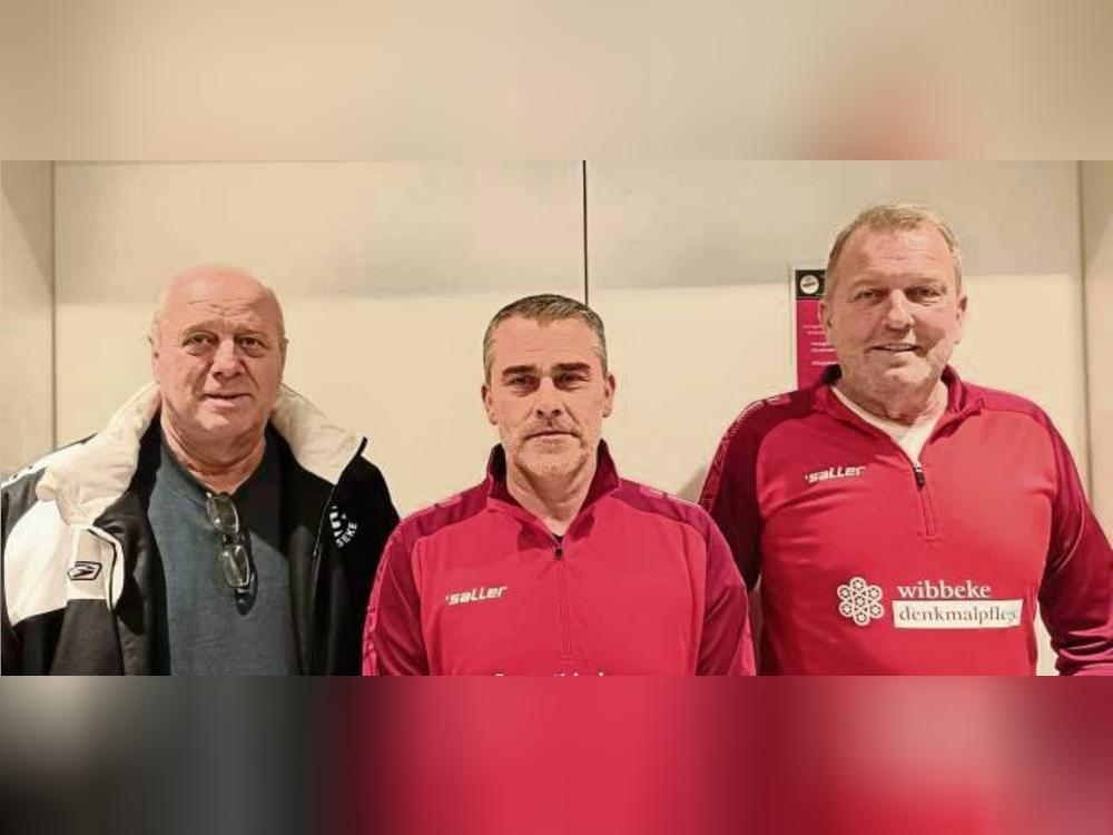 Bernd Schrewe (l.), sportlicher Leiter, und Reinhard Rehborn (r.), Sportvorstand beim SV 03 Geseke, stellten den neuen A-Jugendtrainer Alessandro Pannucci vor.