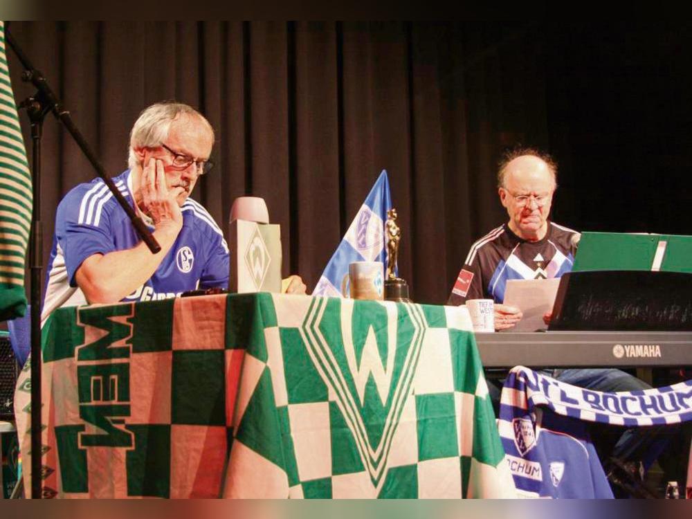 Hans Peter Königs und Thomas Mono werfen sich als urkomisches Moderatorenteam die verbalen Bälle zu. Dabei gibt’s auch mal das ein oder andere kleine Foul. Foto: Helga Wissing