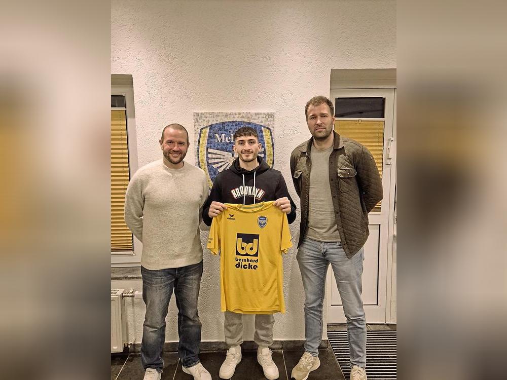 A-Ligist DJK Mellrich legt im Sommer in der Offensive nach: Fußball-Abteilungsleiter Andreas Salzmann (l.) und Trainer Christopher Köthemann (r.) heißen Ahmad Samir Noori von der SG Suttrop/Kallenhardt willkommen.