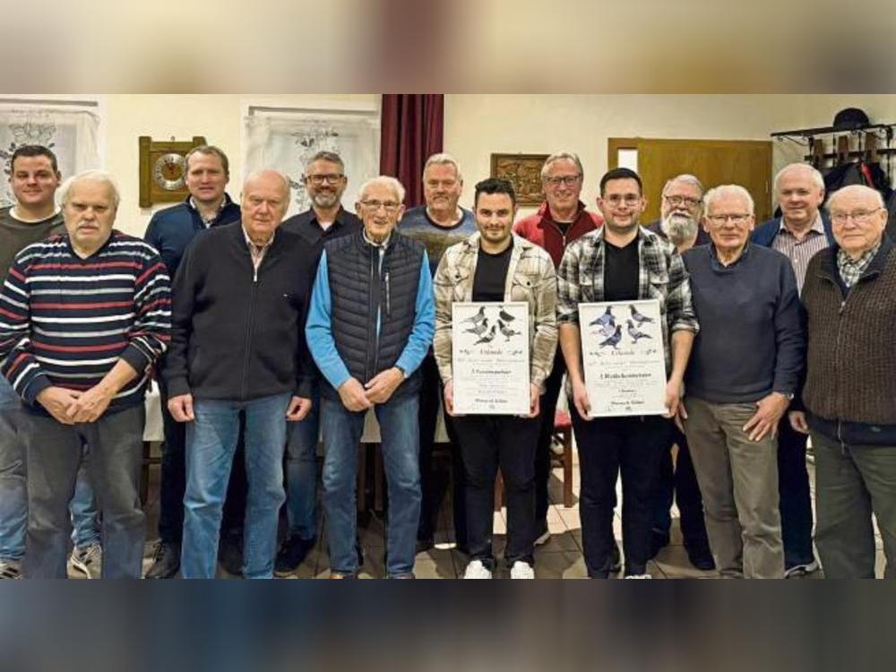 Die Vereinsmeister des letzten Jahres, Sebastian (8.v.l.) und Florian Woracek (10. v.l.), erhielten Urkunden.