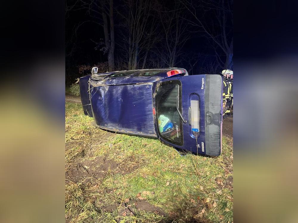 Beim Überholen vor einer Kurve hat sich ein Lippstädter überschlagen. Foto: Polizei