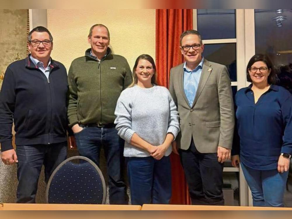 Nahmen an der Bürgerversammlung in Schallern teil: (v.l.) Schmerleckes Dorfchef Mario Bußmann, der ehemalige Ortsvorsteher Bodo Tiggesmeier, die neue Ortsvorsteherin Nina Schweitzer, Bürgermeister Hendrik Henneböhl und Lokalpolitikerin Nadine Weber (BG).