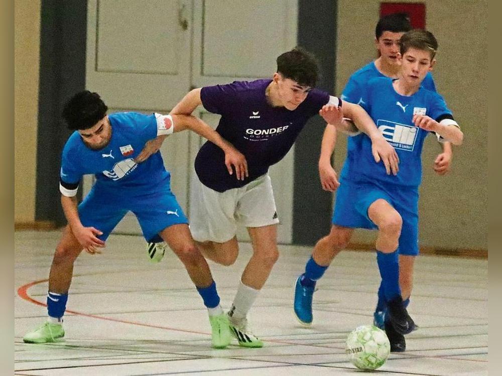 Überraschend triumphierte im vergangenen Jahr die C-Jugend des TuS Warstein (weiße Hosen) bei der Hallenkreismeisterschaft, die in Rüthen ausgetragen wurde. 2026 wird in Erwitte gespielt; 16 Teams gehen ins Rennen. Foto: Thorsten Heinke