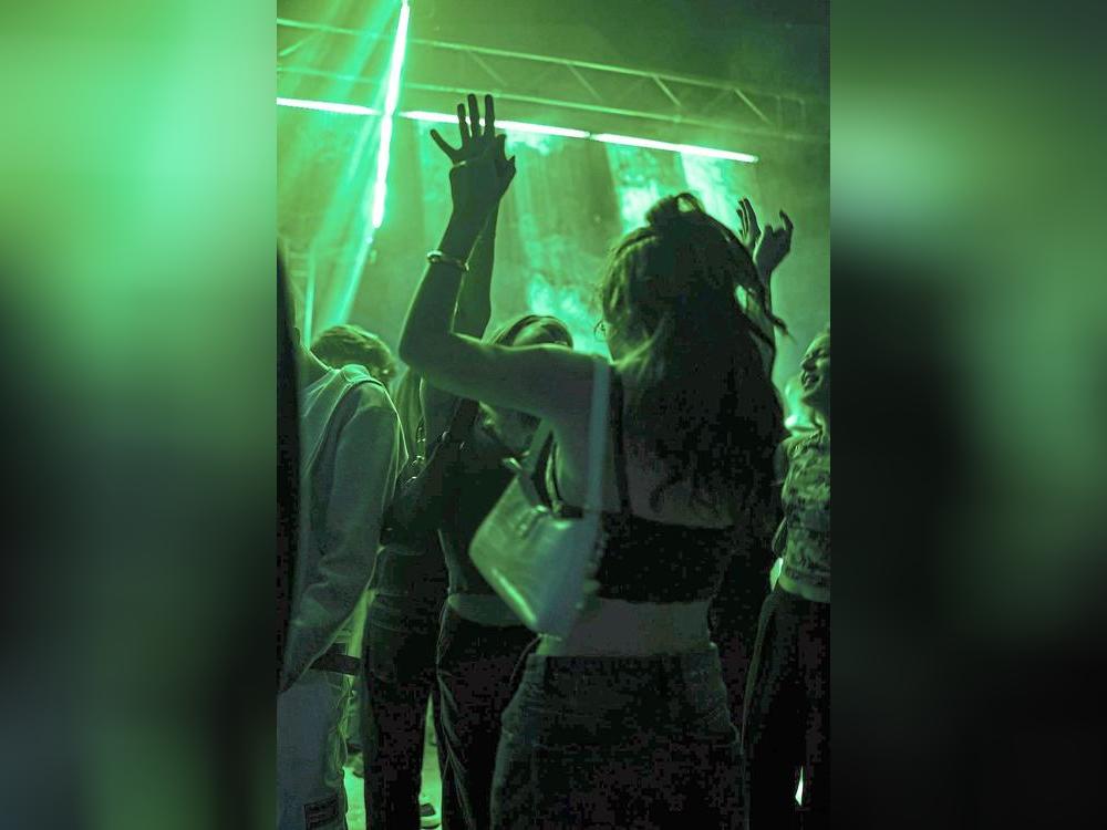 Die Eventplaner von Blackout Lippstadt wollen Club-Vibes in der südlichen Schützenhalle erzeugen.