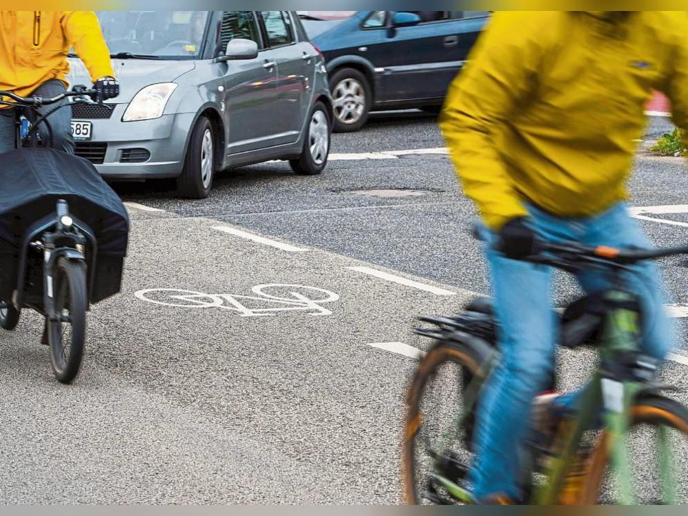 Besonders auf Straßen, auf denen motorisierter Verkehr und Radfahrer aufeinandertreffen, ist Vorsicht geboten. Piktogramme können dazu einen Teil beitragen. Foto: dpa/Andreas Arnold