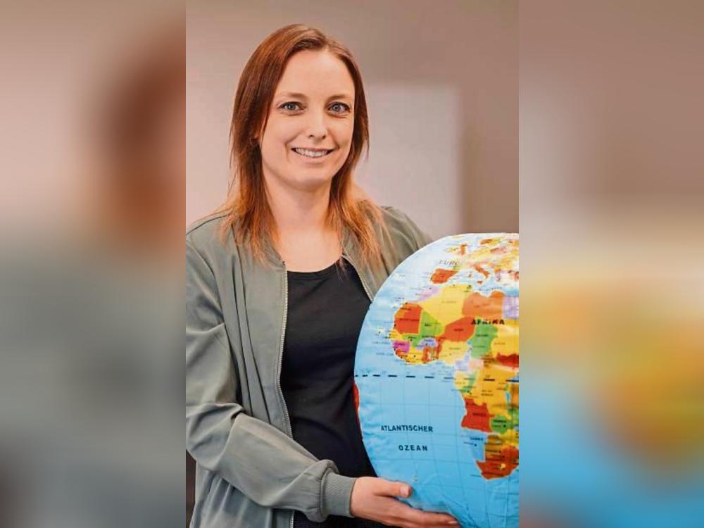 Insa Burmann, pädagogische Mitarbeiterin der VHS, präsentiert das Programm. Foto: Kai Götte Photography