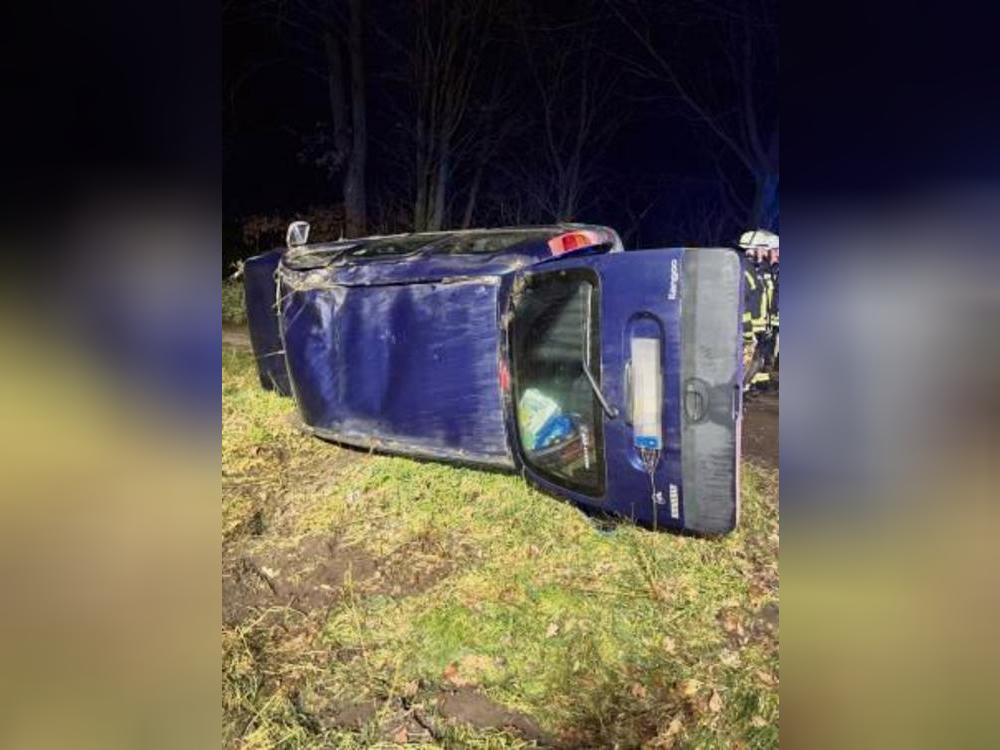Beim Überholen vor einer Kurve hat sich ein Lippstädter überschlagen. Foto: Polizei