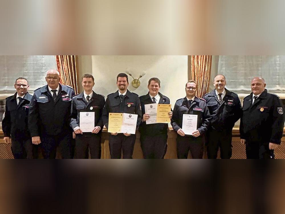 Stellv. Leiter der Feuerwehr Bernd Peterburs (2. v. l.) konnte im Beisein von stellv. Einheitsführer Markus Finkeldei (l.) und stellv. Einheitsführer Ansgar Grün (2.v.r.) die Kameraden v.l. Stefan Büscher, Jan Hölscher, Joshua Kolbe, Andre Wolff und Einheitsführer Frank Baier auszeichnen.