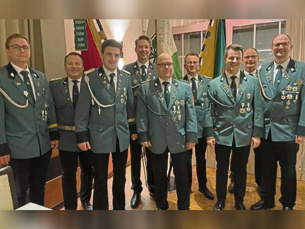 Die Neu- und Wiedergewählten der St. Jakobus Schützenbruderschaft Mastholte: zweiter Brudermeister Jürgen Sandmeier, Oberstleutnant David Harlos, zweiter Geschäftsführer Tobias Wimmelmeier, Brudermeister Christoph Ahrens, Kompaniechef der dritten Kompanie Jan-Dirk Lübbert, Schriftführer Dominik Bartels, Geschäftsführer Lucas Sonntag, Oberst Udo Brokherm und Schießmeister Benedikt Poll.