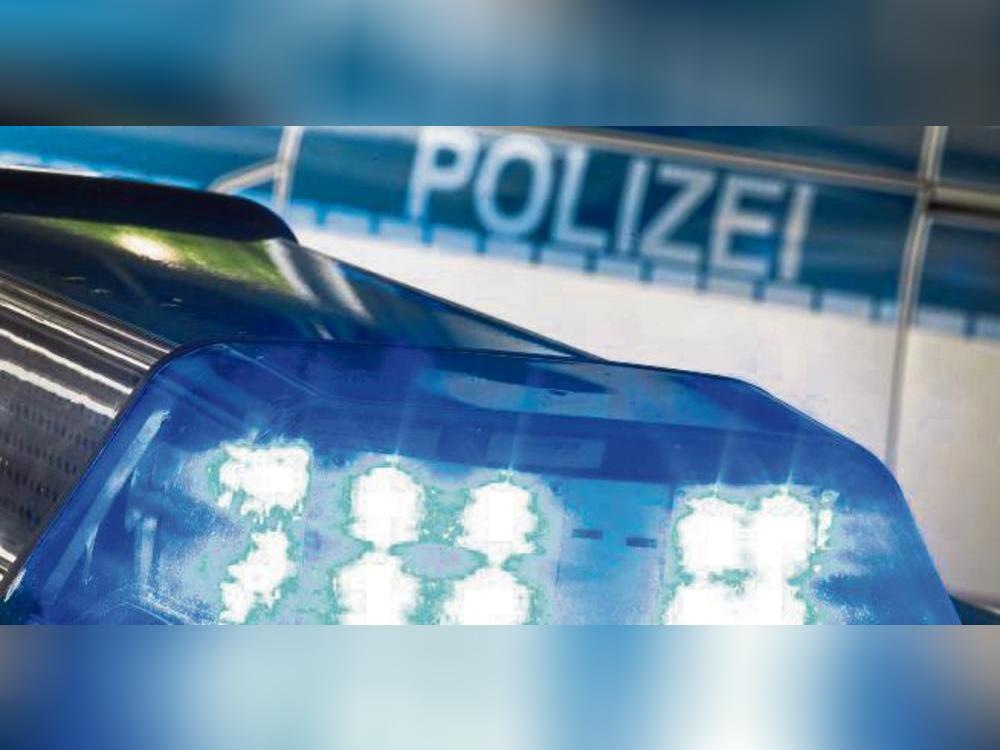 Erneut mussten die Retter am Mittwoch in den Süden ausrücken, eine Gartenhütte stand in Flammen. Foto: dpa