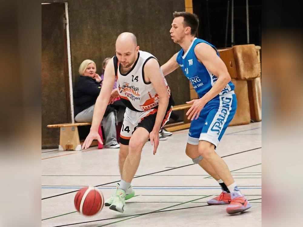 Die Basketballer des LTV Lippstadt (in Weiß) sind im Nachbarduell beim TV Salzkotten gefordert. Foto: Uwe Feichtinger