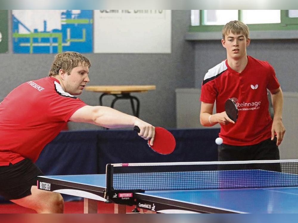 Als krasse Außenseiter gehen auch Thomas Kerkhoff (l.) und Luis Schlottmann (r.) an die Platte. Dennoch will man Spitzenreiter Bardüttingdorf so lange wie möglich ärgern. Foto: Thomas Wiegand