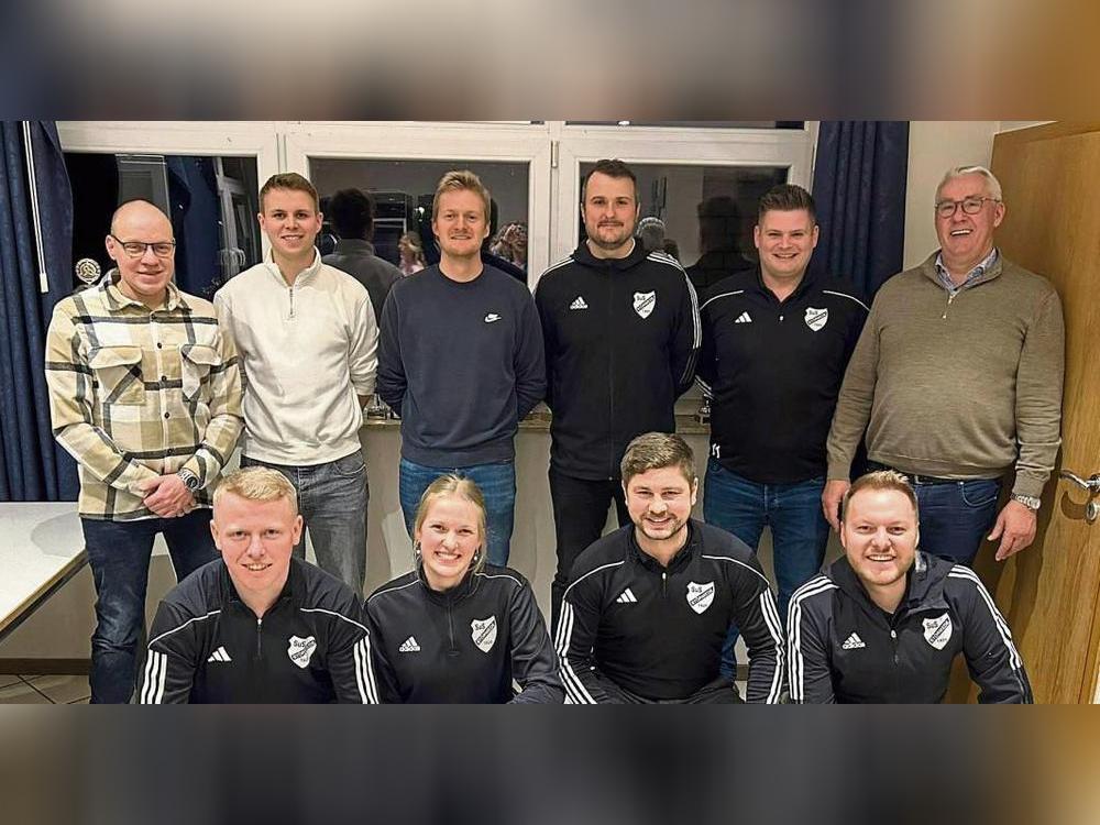 Die neue Vorstandsmannschaft der Fußball-Abteilung des SuS Störmede: (h.v.l.) Sebastian Romstadt, Luca Güther, Justus Pohle, Janek Dewald, Lukas Jütte, Klaus Marx; (v.v.l.) René Benteler, Theresa Huneke, Markus Rieger und Niklas Hansjürgens. Es fehlen: Sarah Wesseler und Torben Fahle.