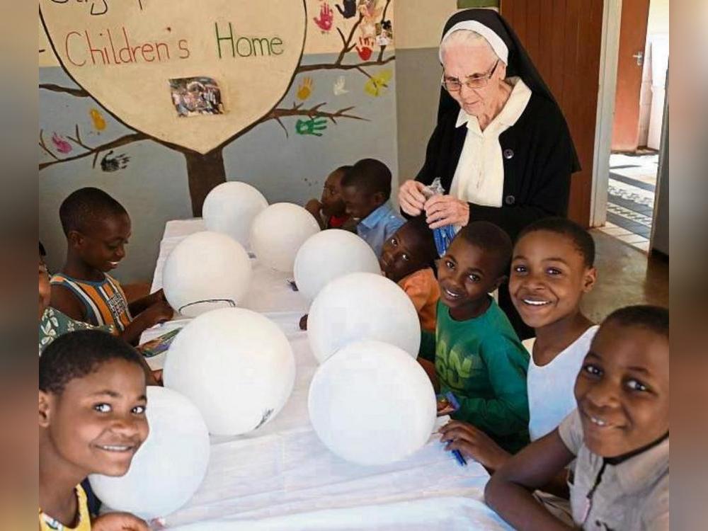 Einsatz für die Schwächsten: Schwester Julia Lenze im Kreis ihrer Schützlinge in Simbabwe. Über Jahrzehnte sicherte sie durch Ernährungsprogramme und Bildungsprojekte die Zukunft zahlreicher Waisenkinder.