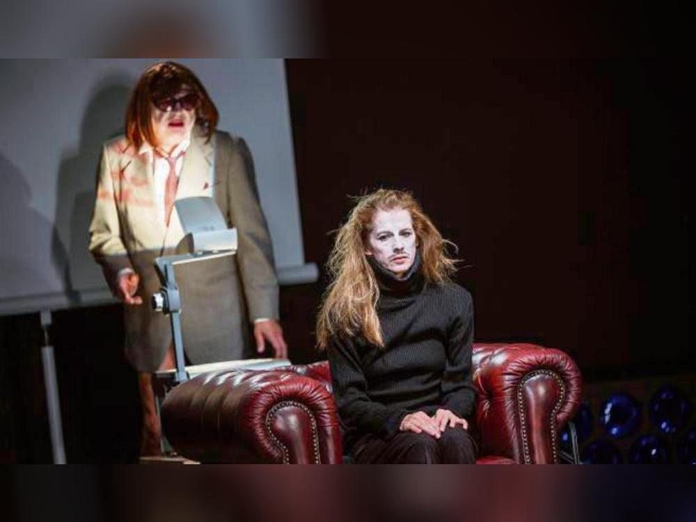 Steve Karier und Judith Rosmair als ungleiche Lehrerinnen Paula und Ella. Probenfoto: Thomas Müller