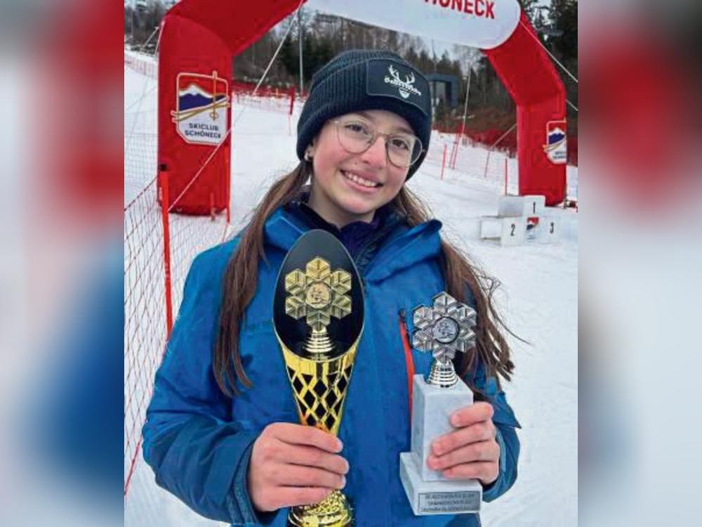 Anni Stellmacher mit ihren verdienten Pokalen.