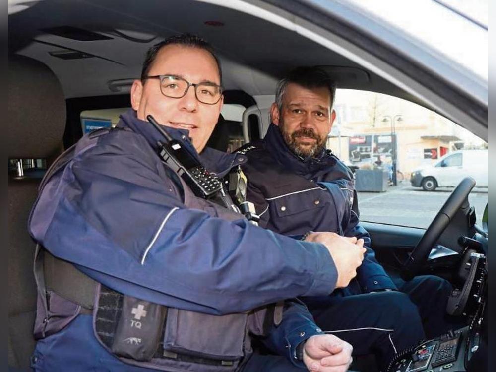 Schlüsselübergabe: Der Geseker Wachleiter Nils Kerkhoff (l.) und Markus Spuhl, Leiter des Leitungsstabs.