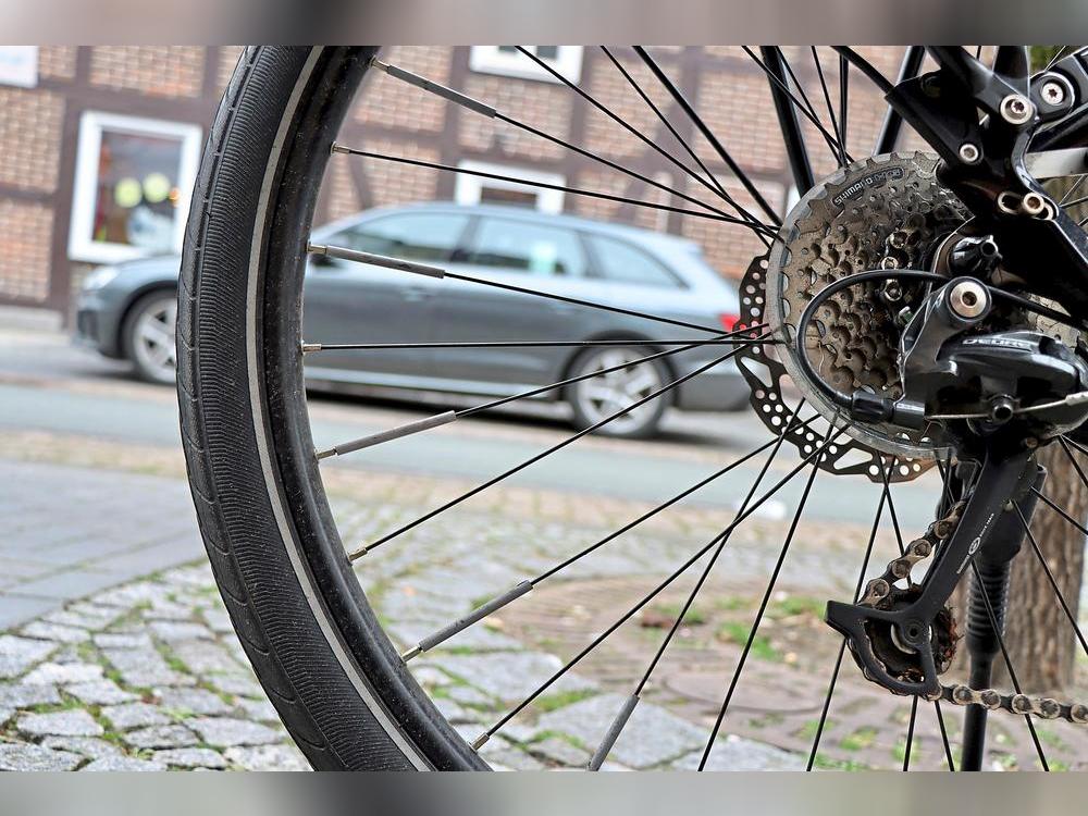 Ein Auto soll eine 72-jährige Radfahrerin in Anröchte erfasst haben und dann weiter gefahren sein. Die Frau verletzte sich leicht am Kopf. Der Unfallfahrer kam durch eine aufmerksame Verwandte doch noch zurück zum Tatort. Symbolfoto: Dietz