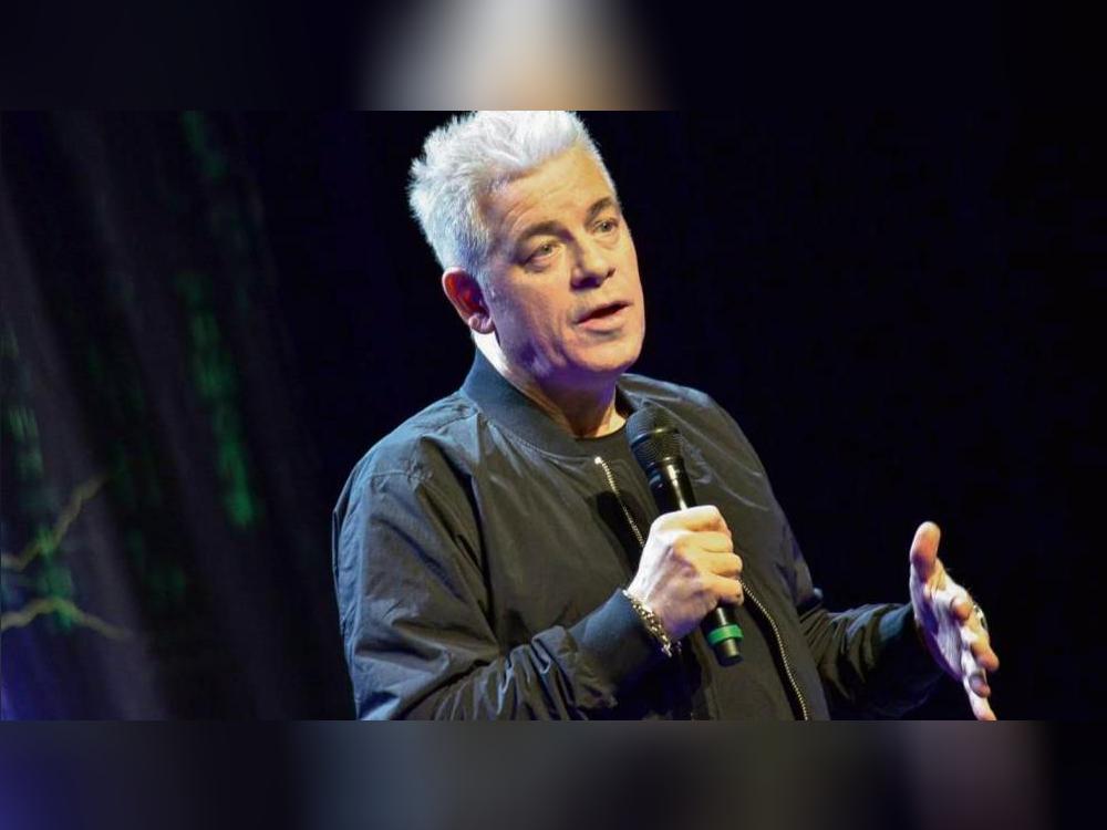 Michael Mittermeier stellte sein aktuelles Programm „Flashback – Die Rückkehr der Zukunft“ am Donnerstag im ausverkauften Lippstädter Stadttheater vor. Foto: Dietmar Gröbing