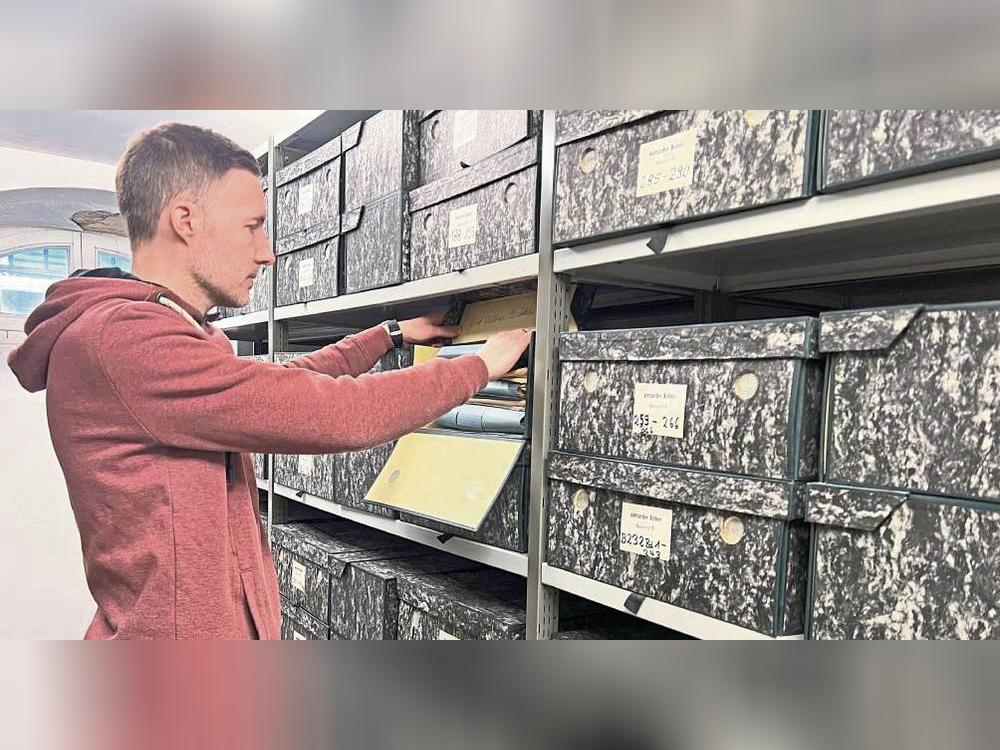 Viel analoge Arbeit: Stadtarchivar Lukas Grawe muss die Akten aus dem Keller des Archivs händisch in ein Software-Programm eintragen, um sie anschließend ins NRW-Portal hochladen zu können.