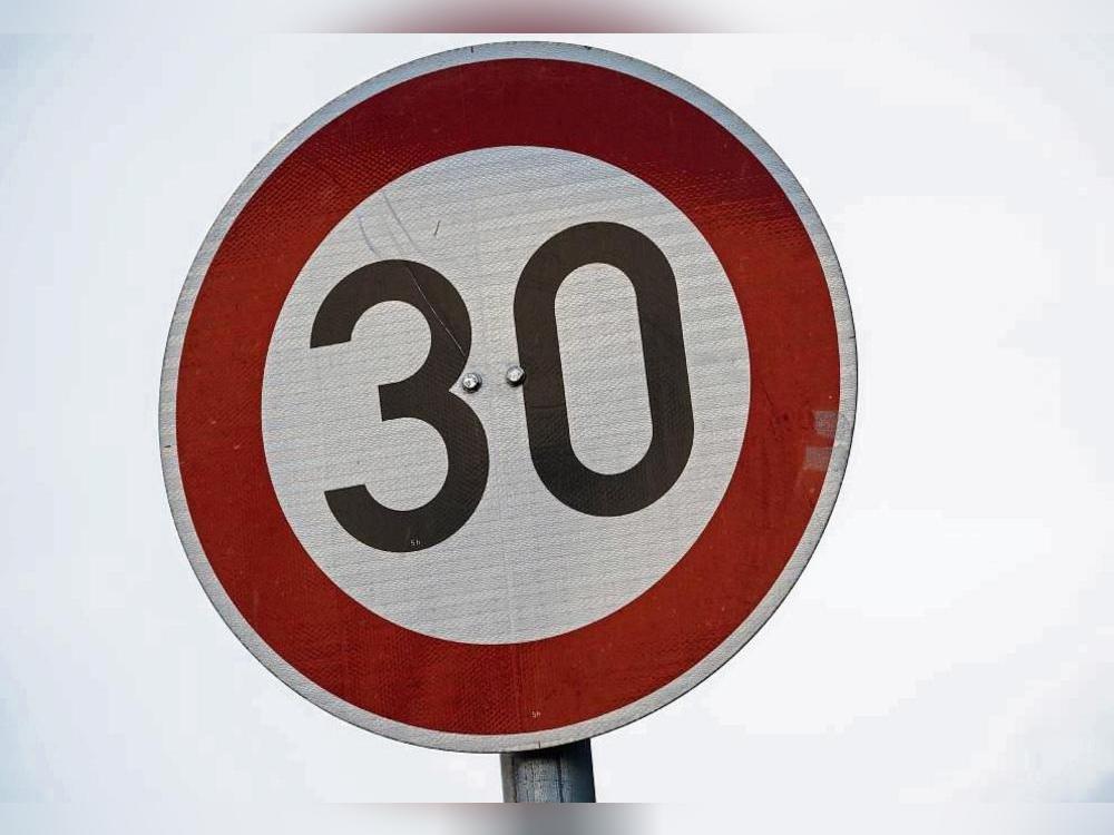 Tempo 30 vom östlichen Ortseingang (von Lippstadt) bis zum Glaseweg: Auf der Nepomukstraße in Overhagen kommt Tempo 30 – montags bis freitags von 7 bis 17 Uhr. Symbolfoto: dpa