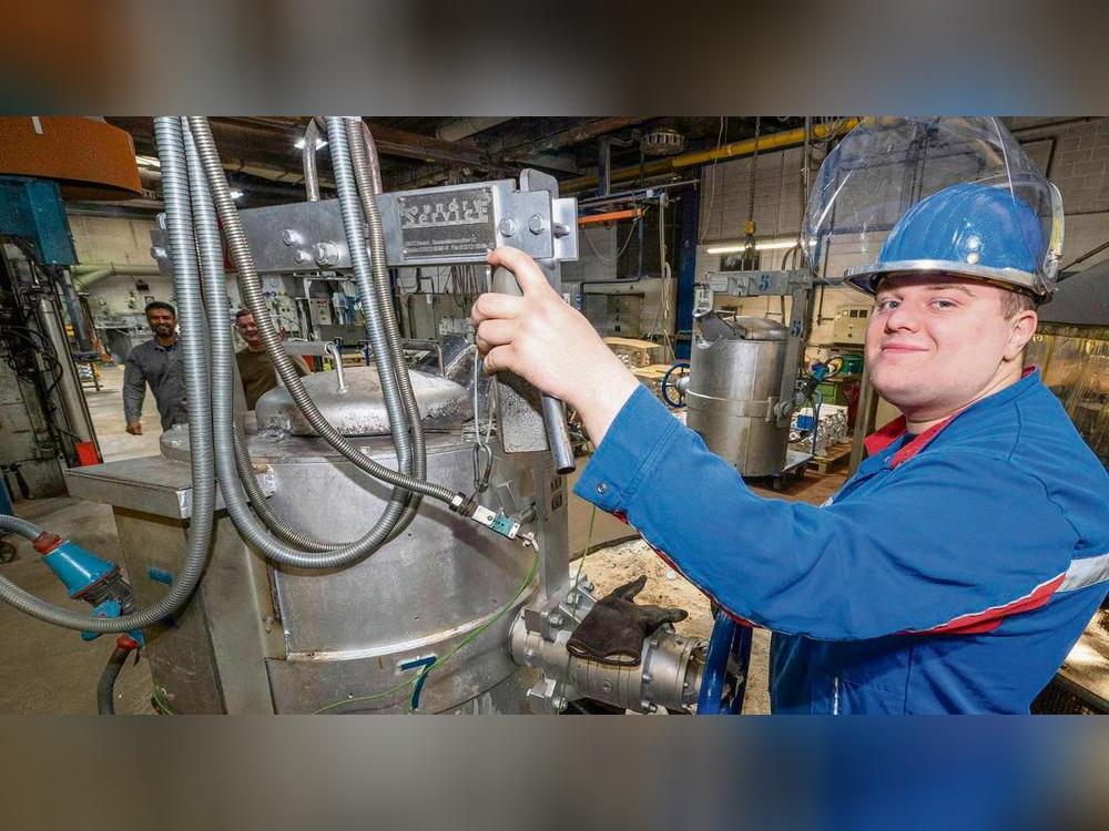 Der Soester Super-Azubi Henry Kussmaul arbeitet als Gießereimechaniker bei Cirex u.a. am Schmelzofen. Foto: Peter Dahm
