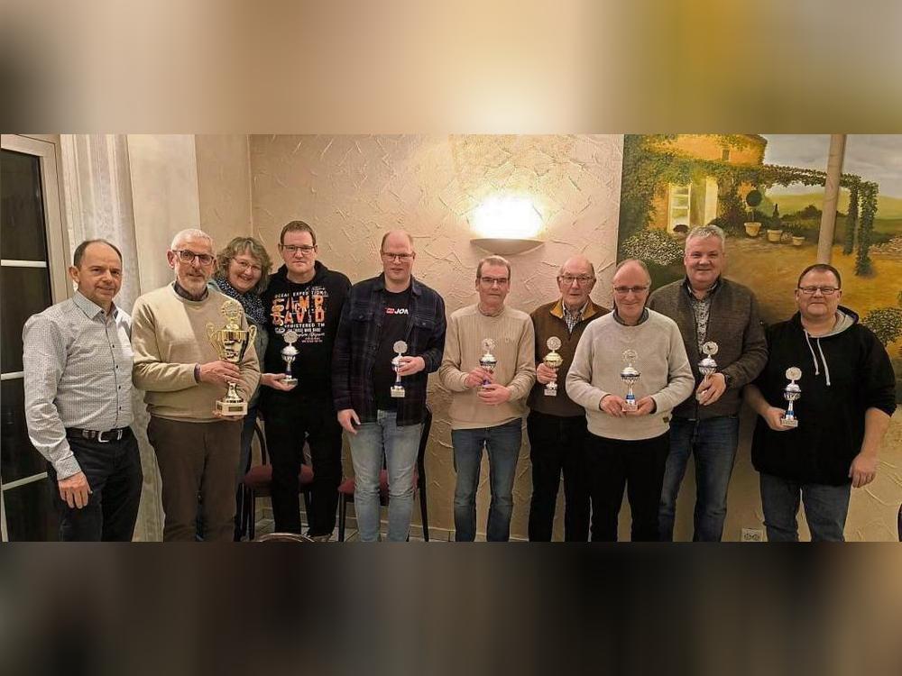 Die Brieftauben-Liebhaber der Lippstädter Züchtergemeinschaft rund um ihren Vorsitzenden Michael Seppel (r.) haben nun ihre Stadtmeister geehrt: (v.l.) Frank Steinhodd, Norbert Neitemeier (1. Stadtmeister), Claudia Grüne, Andreas Grüne, Andreas Kruse, Norbert Borgmeier, Ferdinand Mangel, Ludger Freitag und Dietmar Lübbers.