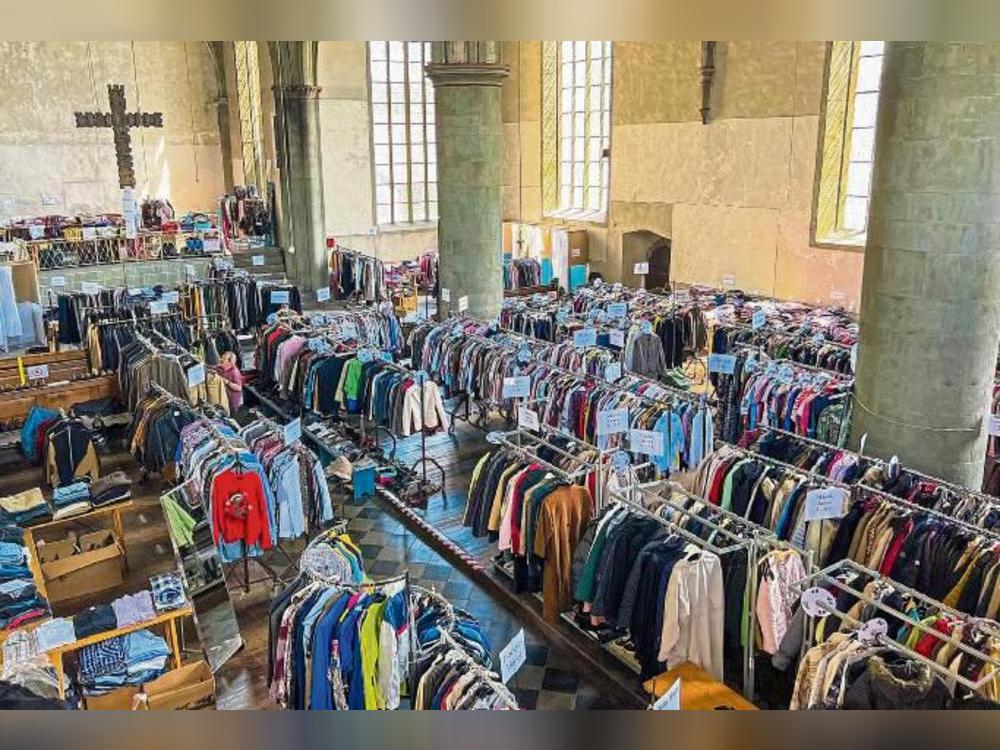 Kleidung und Accessoires gibt es wieder beim Secondhand-Markt in der Brüderkirche. Archivfoto: N. Wissing