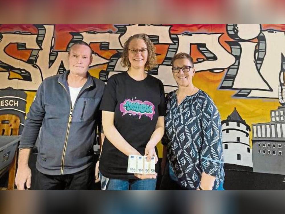 Das Ehepaar Henneboele spendete 300 Euro an die Dortmunder Notfallschlafstelle „Stellwerk Sleep in“.